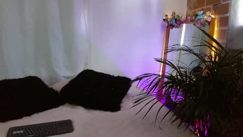 Snapshot of jules_n_gia chatting on January 2025 04:44:02 PM Jules and Gia online show from January 2025 04:44:02 PM