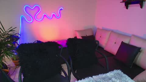 Snapshot of jules_n_gia chatting on January 2025 02:31:02 PM Jules and Gia online show from January 2025 02:31:02 PM