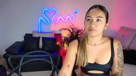 Snapshot of jules_n_gia chatting on February 2025 08:58:01 PM Jules and Gia online show from February 2025 08:58:01 PM