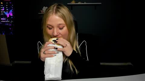 juli kisss online show from December 2024 01:22:02 PM