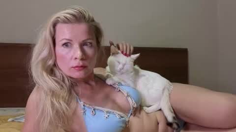 Snapshot of julia_giulia chatting on October 2025 08:51:01 PM julia_giulia online show from October 2025 08:51:01 PM