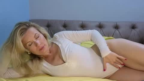 Snapshot of julia_giulia chatting on October 2025 08:31:01 PM julia_giulia online show from October 2025 08:31:01 PM