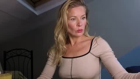 Snapshot of julia_giulia chatting on November 2025 07:57:01 PM julia_giulia online show from November 2025 07:57:01 PM