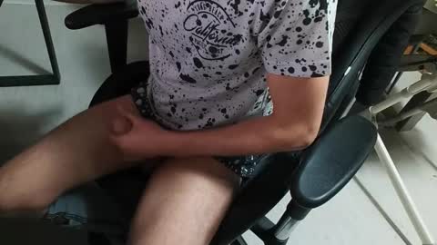 julia_official online show from April 2026 07:58:02 PM