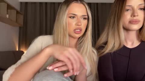 Julia R Le online show from November 2025 07:58:01 PM