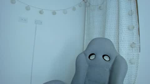 julia_strauns online show from February 2025 09:58:01 AM