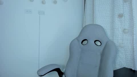 julia_strauns online show from February 2025 09:53:01 AM