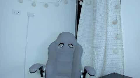 julia_strauns online show from March 2025 05:35:01 AM