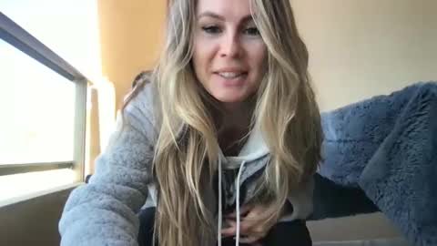julialemilf online show from April 2026 08:18:02 AM