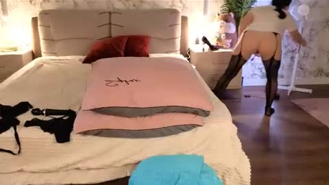 juliamillss online show from June 2026 12:11:01 AM