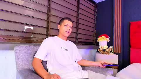 JULIAN STEARLING online show from June 2026 07:34:02 PM
