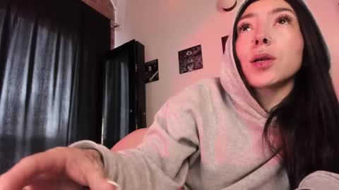 Snapshot of juliet_sourire chatting on March 2025 01:17:01 PM juliet_sourire online show from March 2025 01:17:01 PM