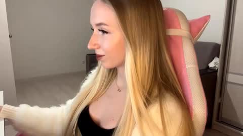 Snapshot of julissariecke chatting on November 2025 03:32:02 PM Sofie online show from November 2025 03:32:02 PM