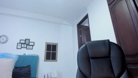 Kamilalopez online show from October 2025 09:35:01 PM