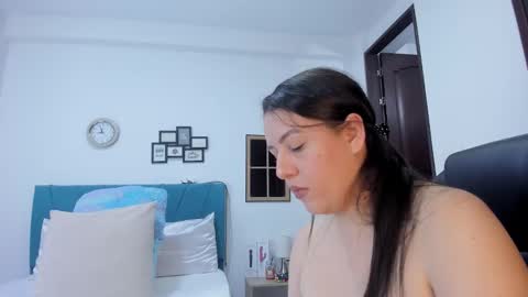 Kamilalopez online show from October 2025 10:06:02 PM