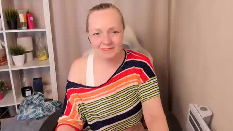 Snapshot of karen_villis chatting on May 2026 12:00:01 PM Karen online show from May 2026 12:00:01 PM