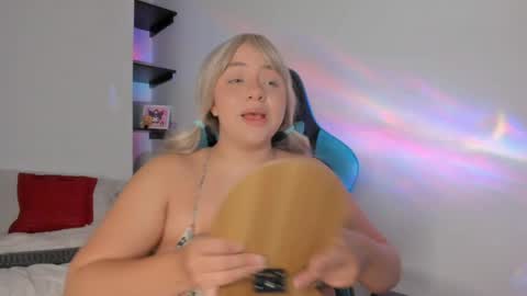 Snapshot of kariina_wong chatting on June 2026 11:11:01 PM kariina_wong online show from June 2026 11:11:01 PM
