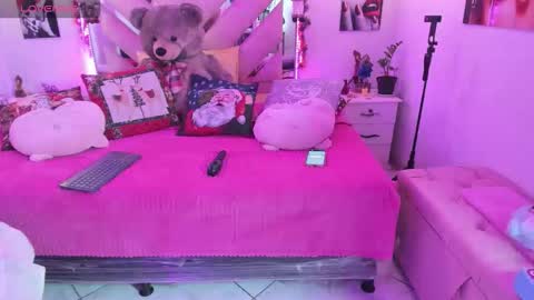 Snapshot of karly_moonn chatting on December 2025 09:21:02 PM Karly Moonns online show from December 2025 09:21:02 PM