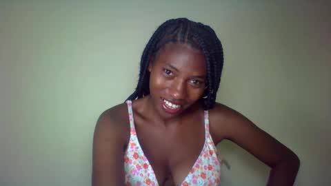 karoliee online show from May 2026 05:52:02 PM