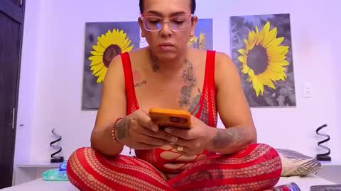 Snapshot of kata_lhella chatting on November 2025 01:21:02 PM Katalina online show from November 2025 01:21:02 PM