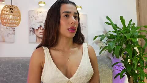 Snapshot of katiecruz_ chatting on June 2026 10:43:02 AM Katie online show from June 2026 10:43:02 AM