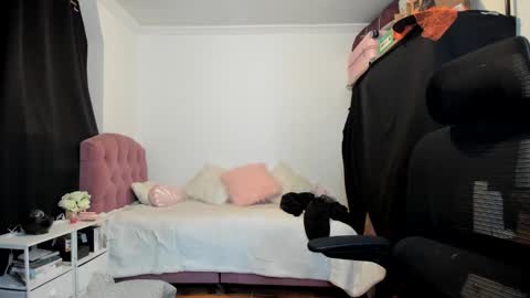 Snapshot of katrinrosex chatting on November 2025 01:44:01 PM Katrin online show from November 2025 01:44:01 PM