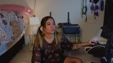 Snapshot of katt_bdsm chatting on April 2026 04:15:02 AM Katt online show from April 2026 04:15:02 AM