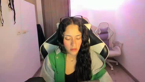 kaylie online show from November 2025 02:43:02 AM