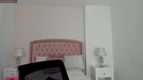 Kendall online show from October 2025 05:44:02 AM