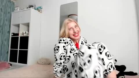 Kenzie online show from January 2025 04:59:01 AM