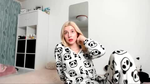 Kenzie online show from January 2025 05:19:02 AM