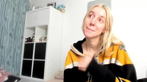 Kenzie online show from September 2025 01:32:01 PM