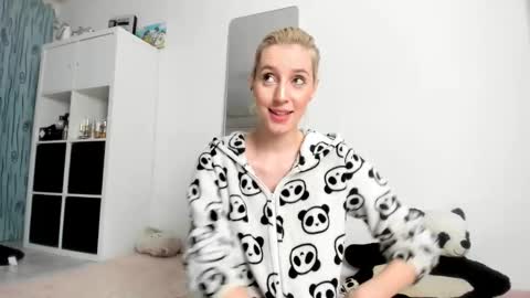 Kenzie online show from October 2025 03:42:01 AM