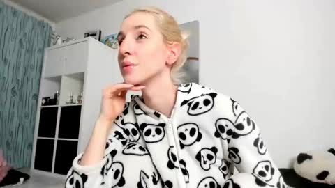 Kenzie online show from November 2025 04:22:02 AM