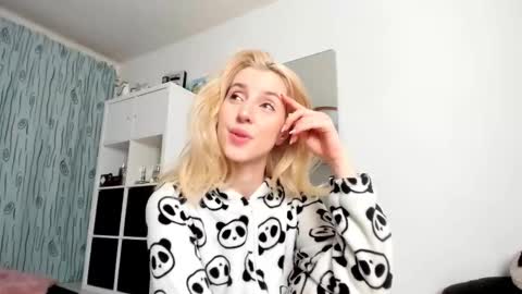 Kenzie online show from November 2025 04:44:01 AM