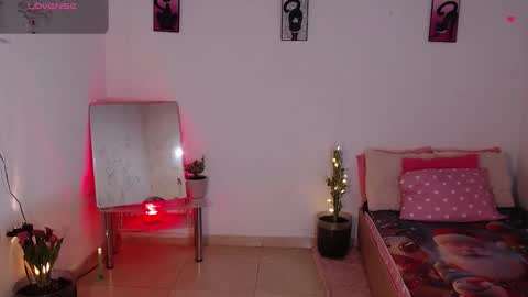 Mia  online show from December 2025 01:28:01 PM