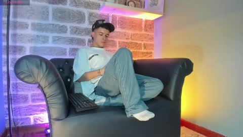 Snapshot of kevinn_blue chatting on October 2025 10:10:02 PM Sexy Hot Kevin online show from October 2025 10:10:02 PM
