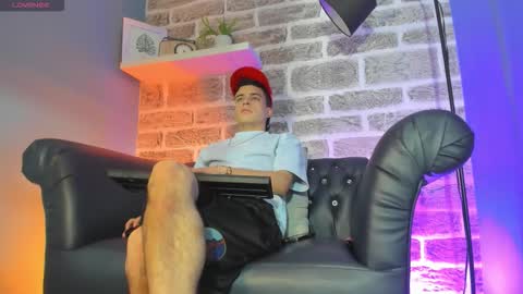 Snapshot of kevinn_blue chatting on December 2025 05:05:01 AM Sexy Hot Kevin online show from December 2025 05:05:01 AM