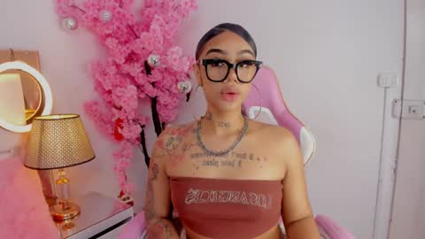 Snapshot of khelany_isyy chatting on December 2024 10:13:02 PM Khelany Isyy online show from December 2024 10:13:02 PM