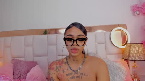 Snapshot of khelany_isyy chatting on December 2024 01:18:01 AM Khelany Isyy online show from December 2024 01:18:01 AM