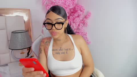 Snapshot of khelany_isyy chatting on February 2025 01:00:01 AM Khelany Isyy online show from February 2025 01:00:01 AM