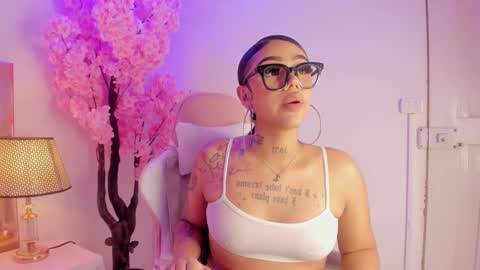 Snapshot of khelany_isyy chatting on February 2025 01:40:01 AM Khelany Isyy online show from February 2025 01:40:01 AM