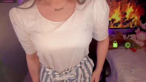 Snapshot of khionebesset chatting on December 2024 04:42:01 AM Khi. online show from December 2024 04:42:01 AM