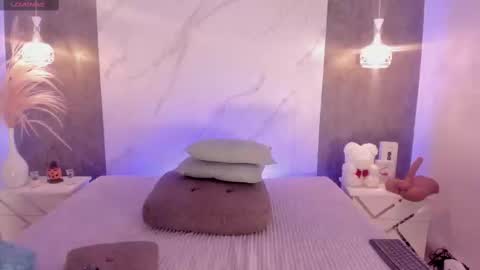 Snapshot of kiiimthompson chatting on October 2025 05:23:02 PM Kim Thompson online show from October 2025 05:23:02 PM