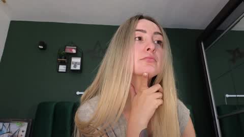 Snapshot of kimmie_ chatting on December 2024 08:05:02 PM Kimmie online show from December 2024 08:05:02 PM