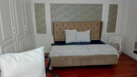 Kim online show from November 2025 07:57:01 PM