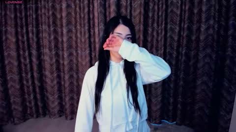 Snapshot of kindraevert chatting on November 2025 05:29:01 AM Megan online show from November 2025 05:29:01 AM