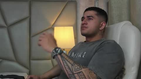 Snapshot of king_falconer chatting on November 2025 01:04:02 AM Angel Falconer online show from November 2025 01:04:02 AM