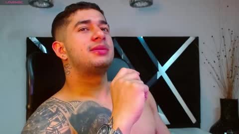 Snapshot of king_falconer chatting on November 2025 01:15:01 AM Angel Falconer online show from November 2025 01:15:01 AM