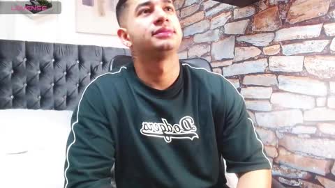 Snapshot of king_falconer chatting on November 2025 09:14:02 PM Angel Falconer online show from November 2025 09:14:02 PM